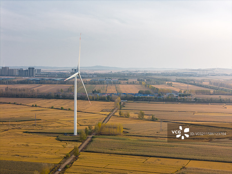 黑龙江佳木斯桦南县共和湖风景区的风力机图片素材