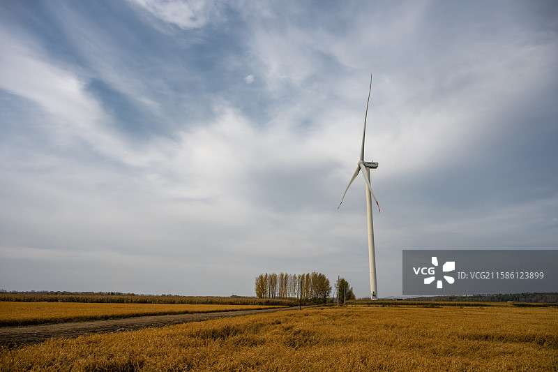 黑龙江佳木斯桦南县共和湖风景区风力机图片素材
