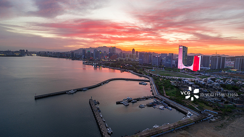 青岛西海岸新区唐岛湾晚霞城市夜景图片素材