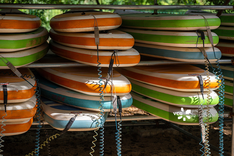 整齐排列的冲浪板图片素材