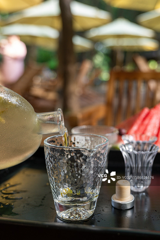 户外餐桌上的清凉饮品图片素材