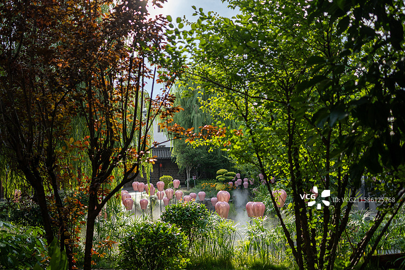 福建龙岩长汀县卧龙书院绿意盎然的园林景观图片素材