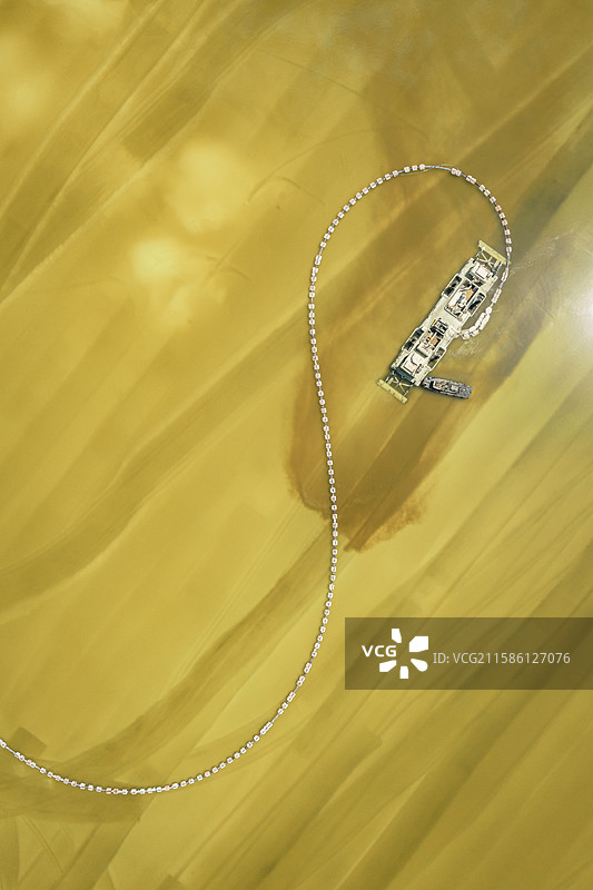 盐湖与作业船只图片素材