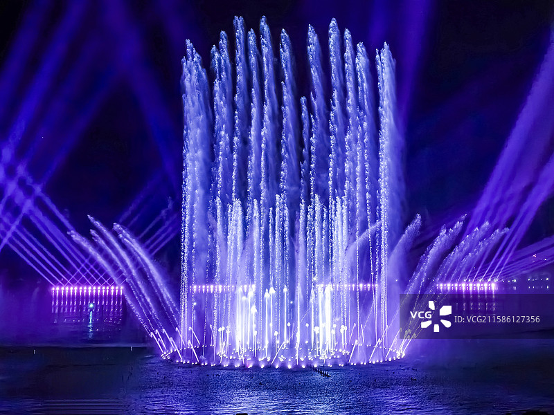 夜湖光瀑·唐山南湖公园图片素材