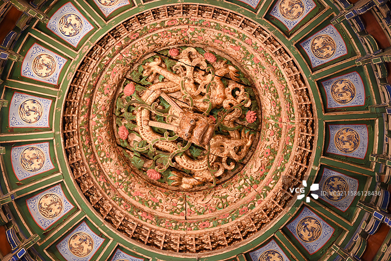 华丽的中式藻井雕刻图片素材