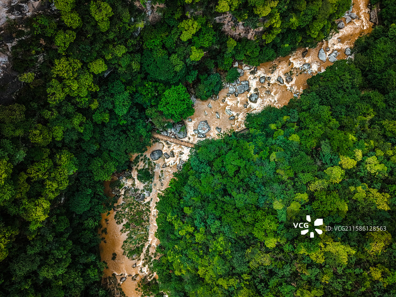 航拍湖北十堰郧西县五龙河景区秦岭山脉峡谷图片素材