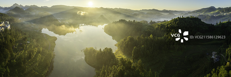 贵州 遵义市 桐梓县 九坝 岩溶地貌 湖 水面 朝霞 日出 光束 丁达尔效应 风景 航拍视角图片素材