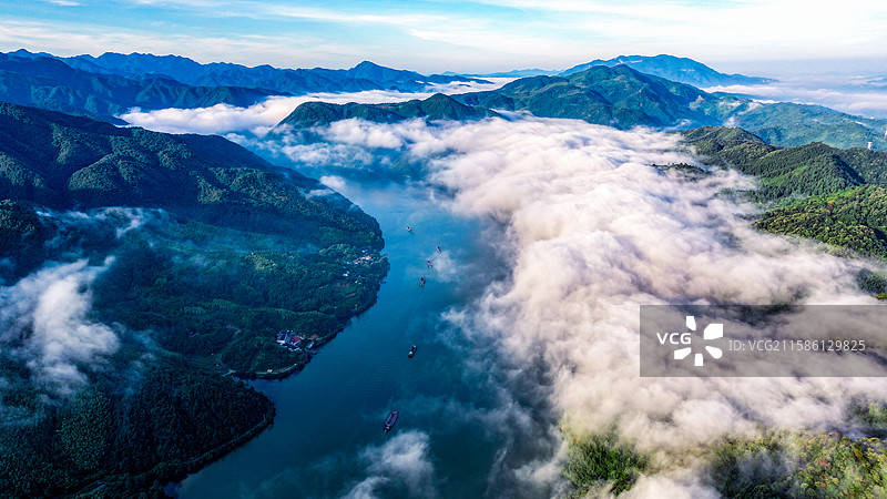 雾锁春江一脉通，航拍浙江省桐庐县富春江小三峡图片素材