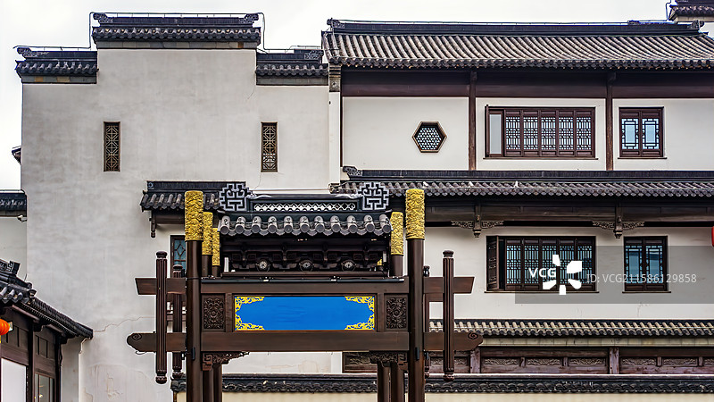 传统中式建筑与牌坊图片素材