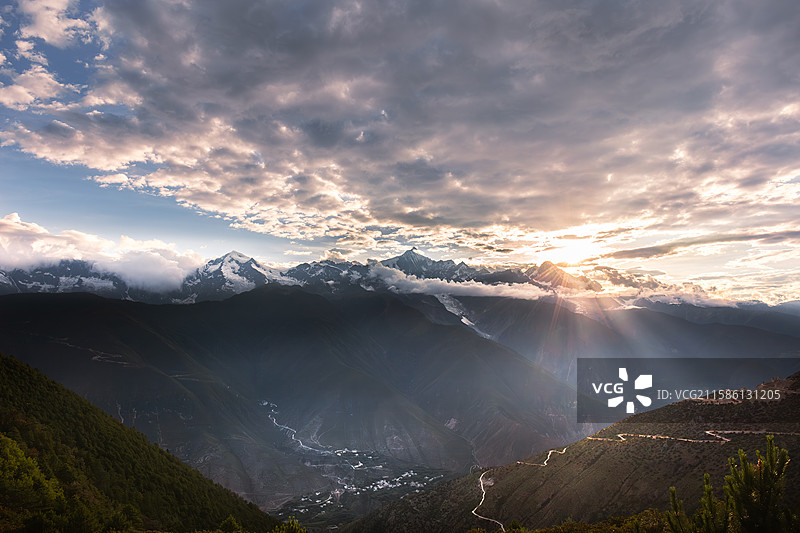 梅里雪山飞来寺观景台图片素材