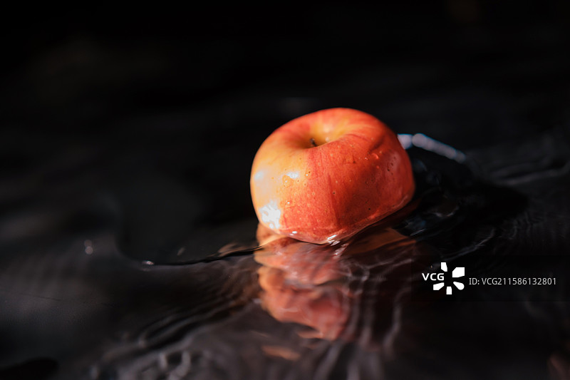 水中的苹果图片素材