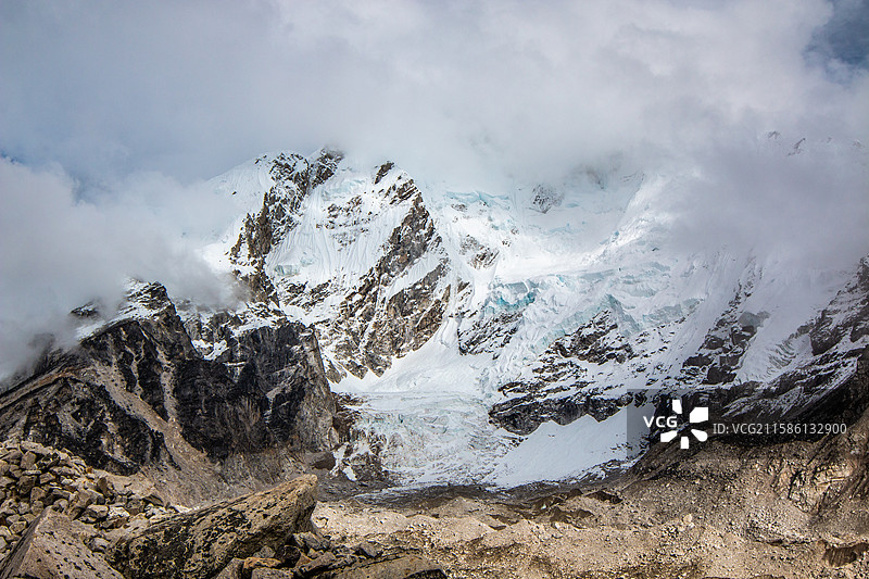 云雾中的雪山和冰川，尼泊尔EBC徒步GorakShep图片素材