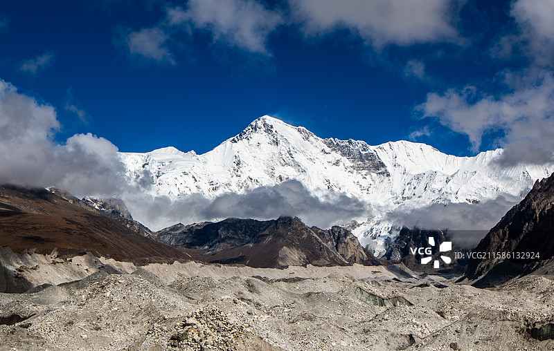 蓝天下的雪山和冰川，尼泊尔EBC徒步图片素材