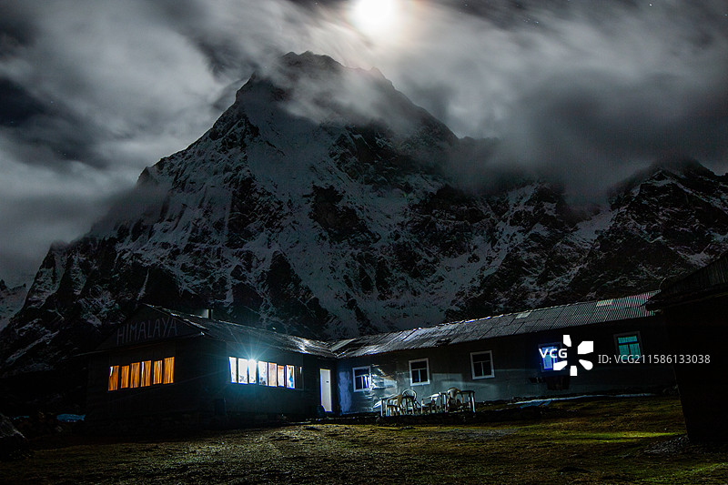 月光照耀在雪山下的房子，尼泊尔EBC徒步Dzonghla图片素材