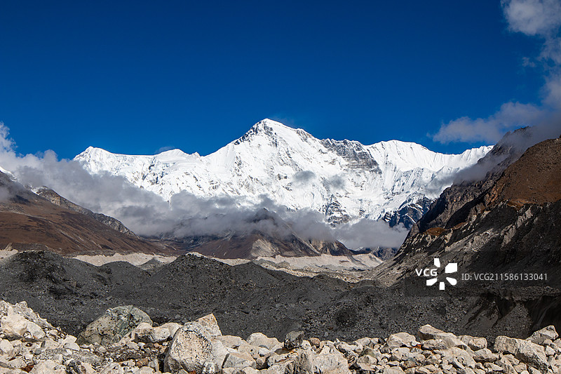 蓝天下的雪山和冰川，尼泊尔EBC徒步图片素材