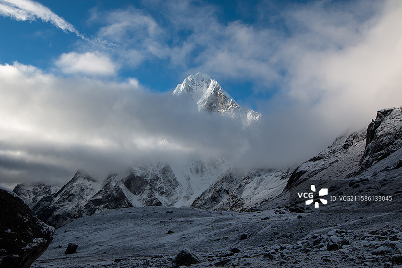 蓝天下隐藏在云中的雪山，尼泊尔EBC徒步图片素材