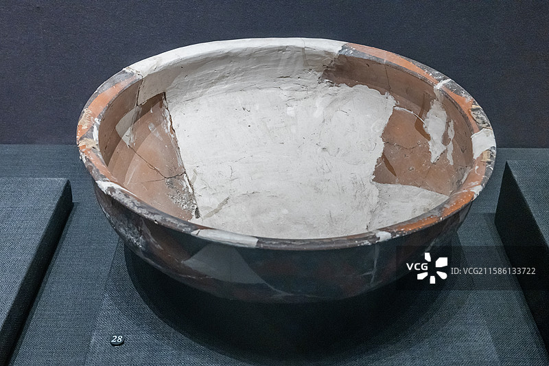 陕西历史博物馆圆点勾叶纹盆新石器时代宝鸡市岐山县王家嘴出土图片素材
