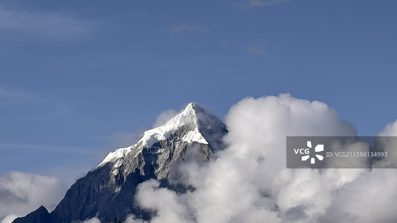 西藏林芝波密县嘎隆拉冰川夏季风光图片素材