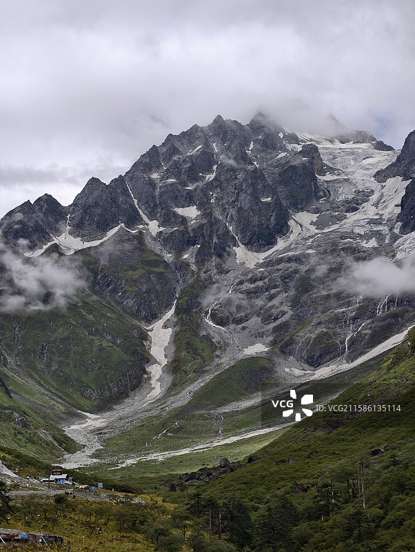 西藏林芝波密县嘎瓦龙景区嘎隆拉冰川夏季风光图片素材