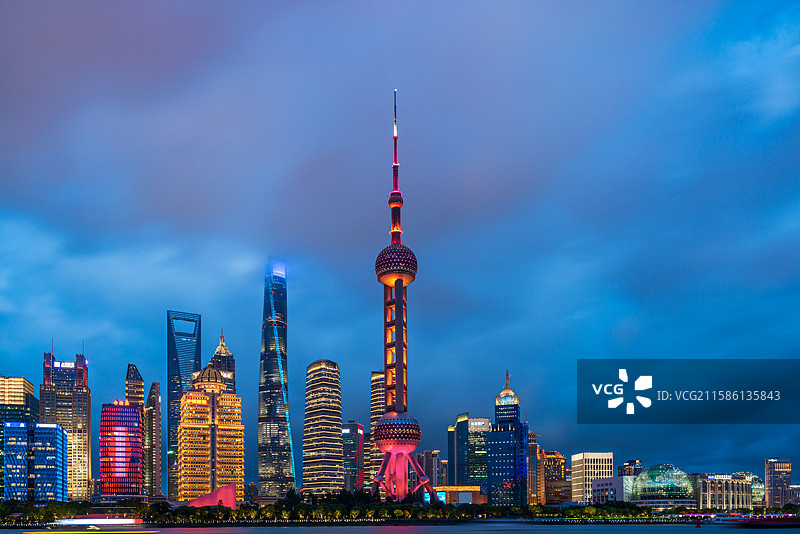 中国上海浦东新区陆家嘴中心区CBD摩天大楼商业建筑亮灯繁华都市夜景图片素材