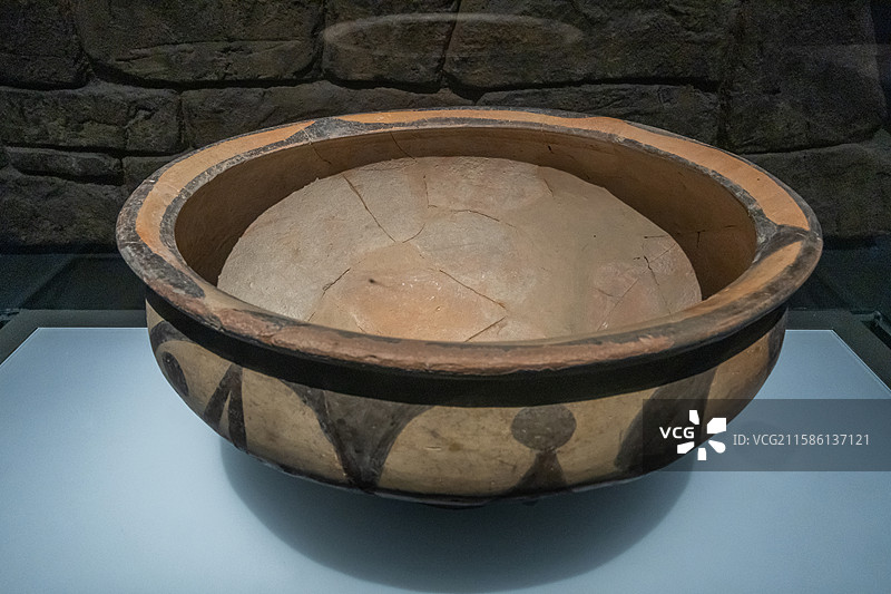 陕西历史博物馆彩陶曲腹盆新石器时代西安市高陵区杨官寨遗址出土陕西省考古研究院藏品图片素材