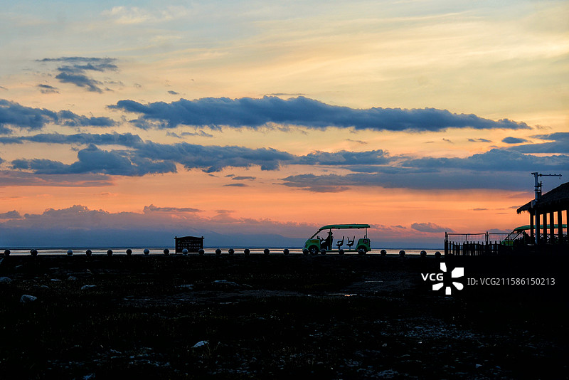 新疆巴音布鲁克草原放牧图片素材