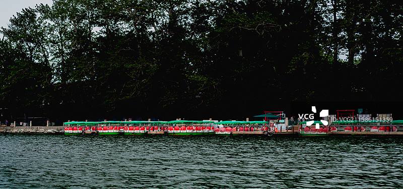 北京北海公园停在湖面上的游船图片素材