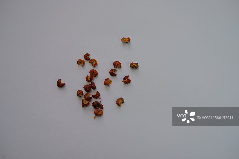 白色背景下的干花椒特写镜头图片素材