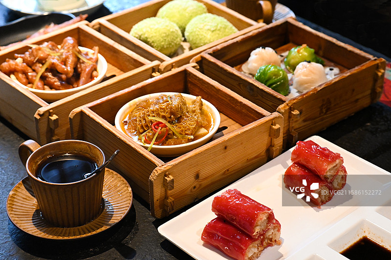 海南海口特色美食老爸茶斑斓糕凤爪红米肠粉虾饺金钱肚图片素材