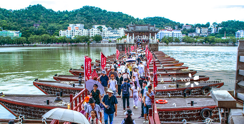 4A级旅游景区始建于南宋乾道七年（1171年）广济桥18艘木船连接开合通航封航浮桥游客密密麻麻图片素材