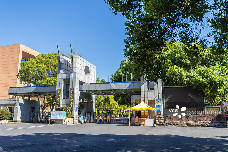 阳光下的新余市第四中学校门图片素材