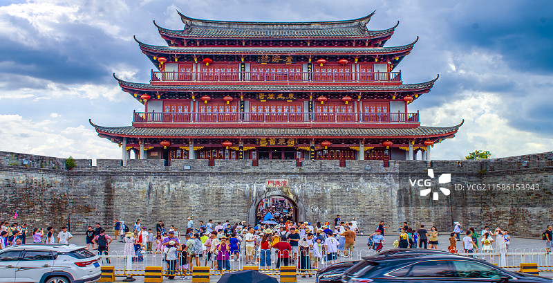 始建于明代雄伟壮观三层面宽五间拱门重檐歇山顶玻璃瓦红彤壁朱柱格子窗画栋雕梁仿宫殿式建筑潮州广济门城楼图片素材