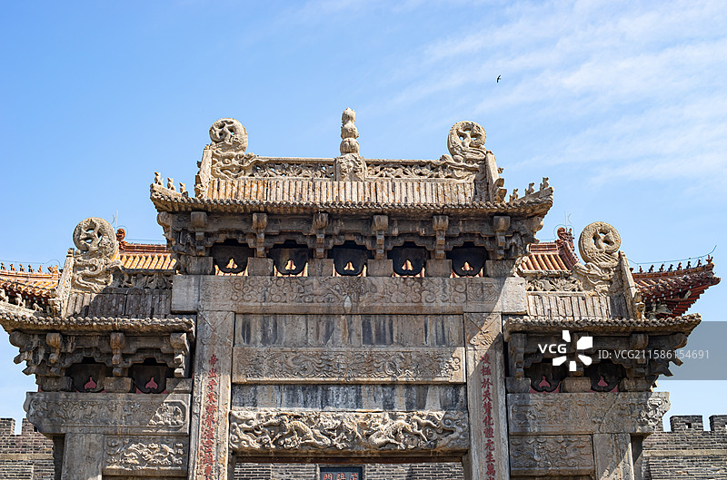 中国山东泰安著名景点泰山旅游风景区，岱庙行宫门口的古老的岱庙坊牌坊石雕，户外无人图像静物摄影图片素材