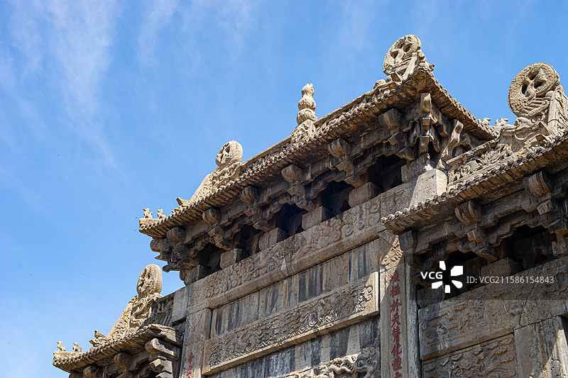 中国山东泰安著名景点泰山旅游风景区，岱庙行宫门口的古老的岱庙坊牌坊石雕，户外无人图像静物摄影图片素材