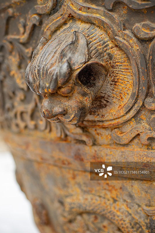 中国山东省泰安市泰山区泰山旅游景区著名景点，岱行宫里的生铁门海大水缸和神兽雕塑，户外无人图像摄影图片素材