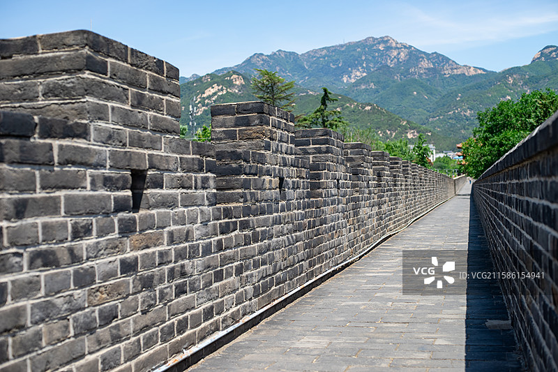 中国山东泰安著名景点泰山旅游风景区，岱庙行宫沧桑的城墙和金黄色的角楼，户外白昼无人图像摄影图片素材