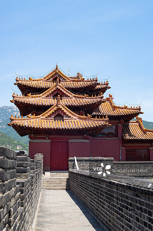 中国山东泰安著名景点泰山旅游风景区，岱庙行宫沧桑的城墙和金黄色的角楼，户外白昼无人图像摄影图片素材
