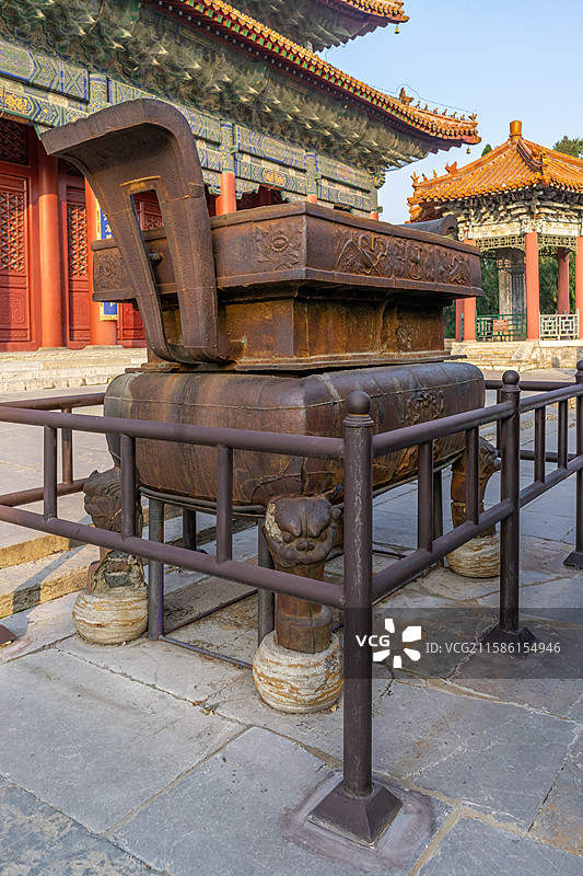 中国山东泰安著名景点泰山旅行旅游目的地风景区，泰山第一行宫岱庙，宏伟宫殿和香炉，户外白昼无人图像摄影图片素材