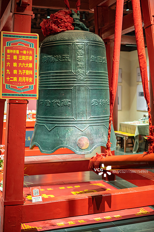 中国山东泰安著名景点泰山旅行旅游目的，泰山第一行宫岱庙，巨大的铜钟和粗大的木棍子，室内无人图像摄影图片素材