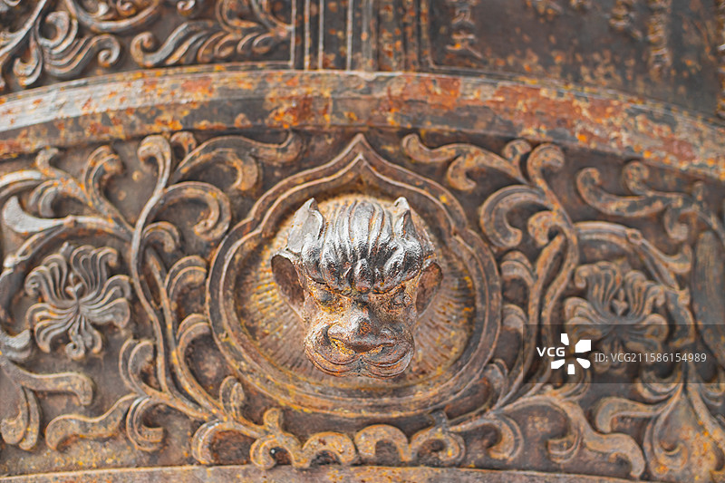 中国山东省泰安市泰山区泰山旅游景区著名景点，岱行宫里的生铁门海大水缸和神兽雕塑，户外无人图像摄影图片素材