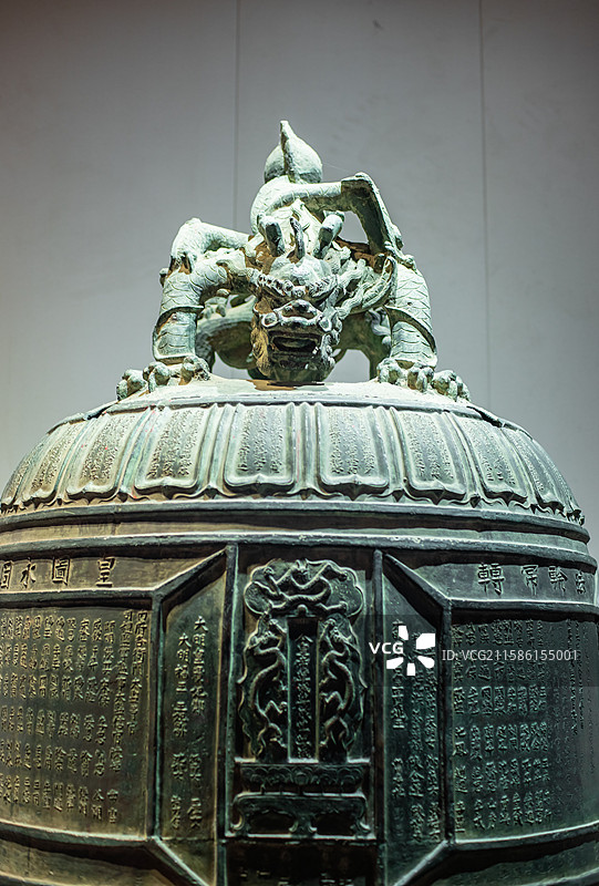 中国山东泰安著名景点泰山旅行旅游目的，泰山第一行宫岱庙，钟楼里的明万历铜钟和雕刻物，室内无人图像摄影图片素材