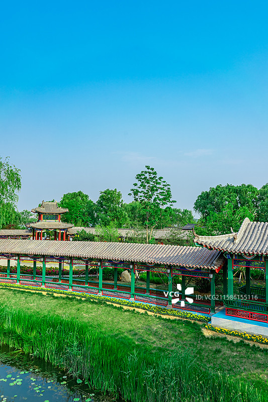 中国非都市风光拍摄主题，山东泰安泰山天平湖公园，木制栈道步行道路外立面和湖泊，户外白昼无人图像摄影图片素材