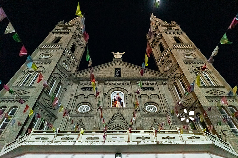 中国山西省临汾市洪洞县国内著名旅游景区，哥特式天主教堂基督教建筑物，户外夜晚无人图像摄影图片素材