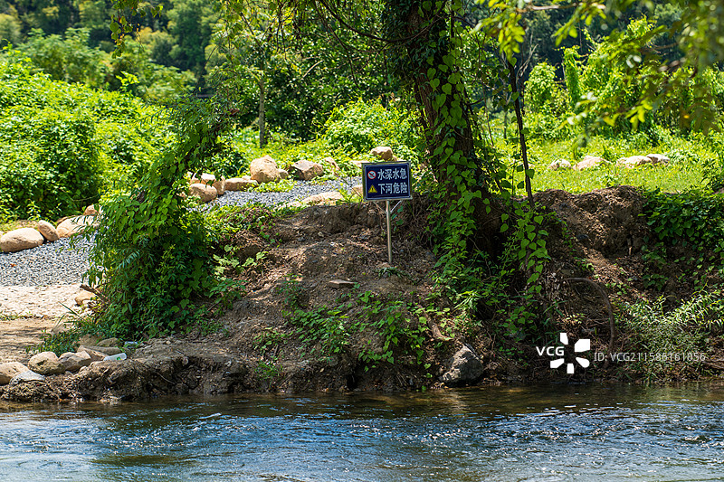 溪流边的警示牌图片素材