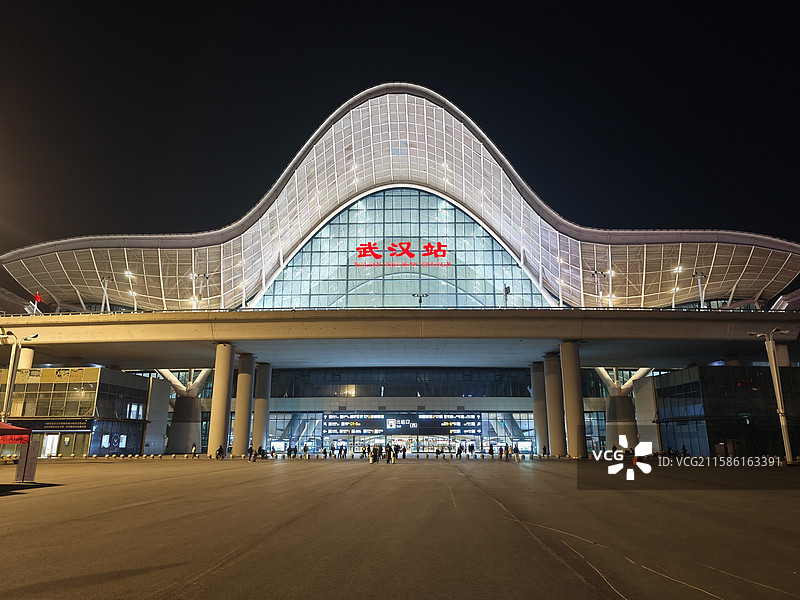 武汉高铁站外广场夜景图片素材