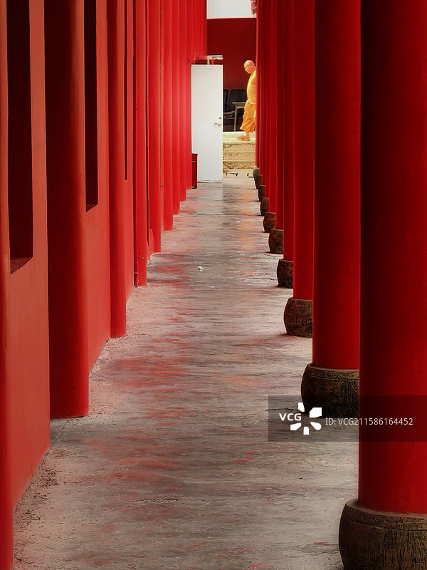 《红柱禅意径》  一排红柱如时光长廊，僧人缓步其中，传递出宁静又悠远的氛围，似每根红柱都藏着禅意。图片素材