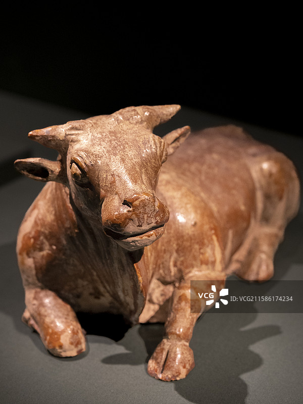 三彩卧牛，1965年秦安县叶家堡出土图片素材