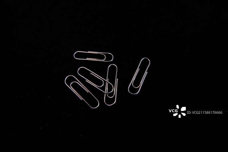 黑色背景下的别针特写镜头图片素材