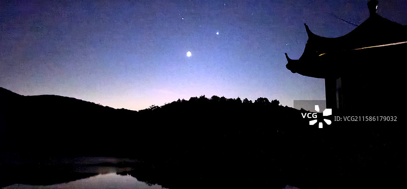 《潭水映月》——合肥 巢湖市洪家瞳村水库 黎明前的美景，日月同辉，星光璀璨，波光粼粼……。图片素材