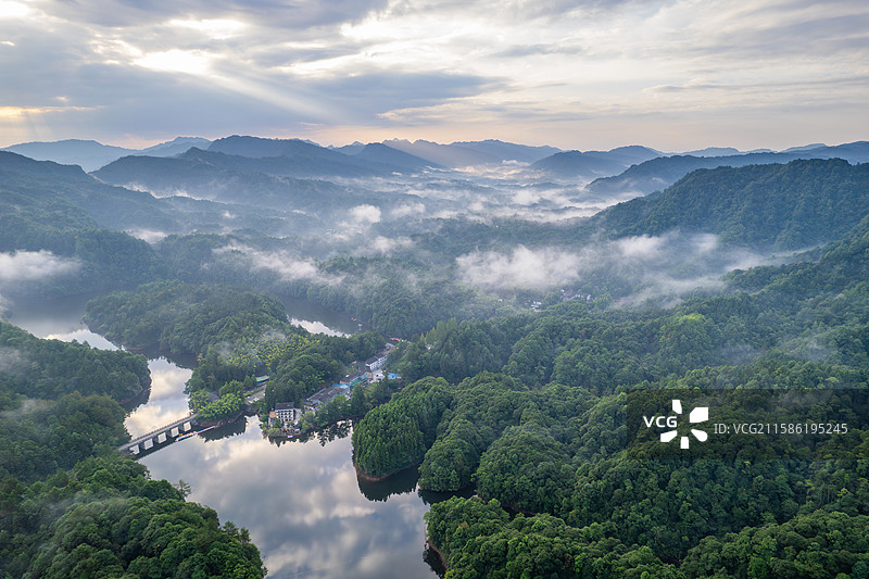 四面山林都湖图片素材